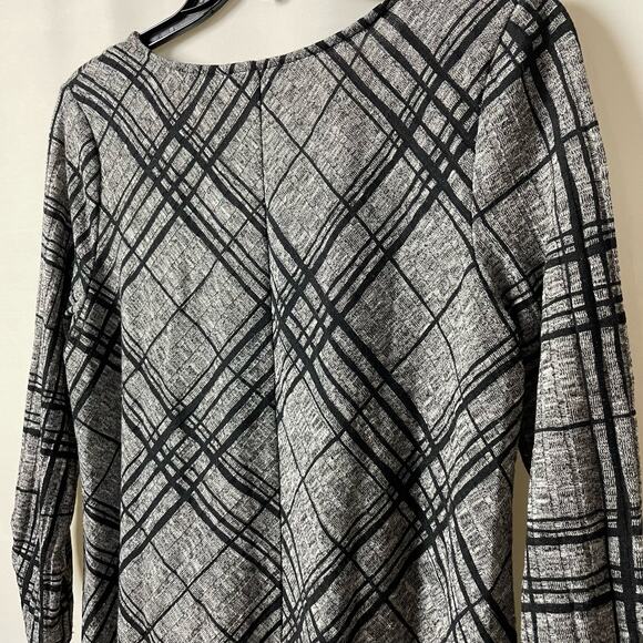 Apt 9 Geometric Print Blouse Size Medium Gray Black 3/4 Sleeve Asymmetrical Hem - Picture 11 of 11